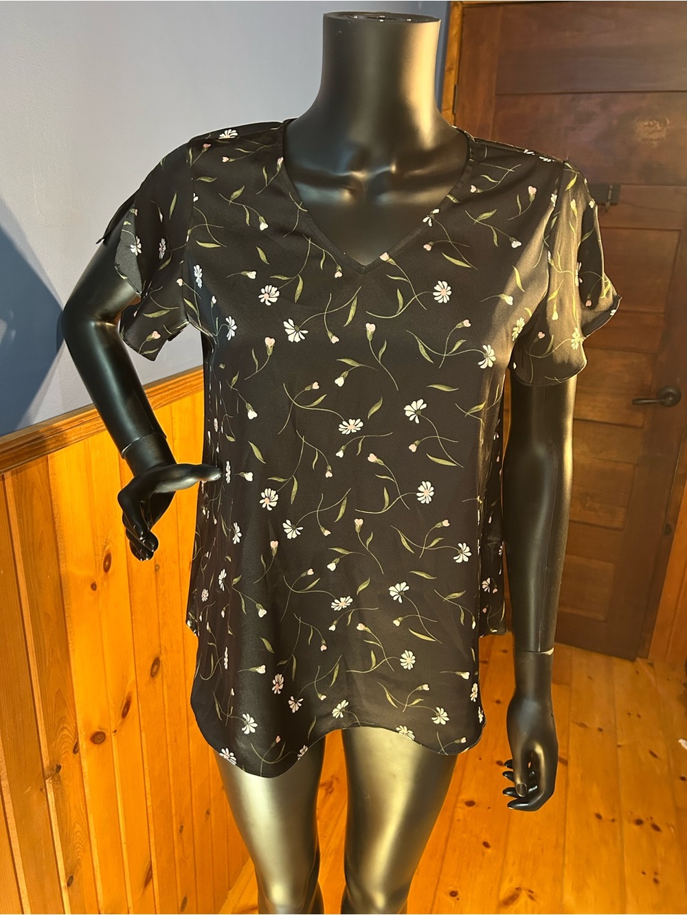 Laura Women's Black Floral V-Neck Short Flutter Sleeve Blouse - Like New.